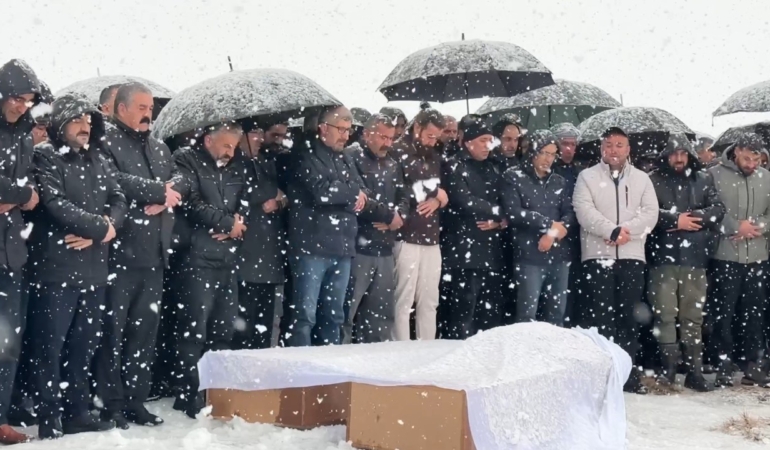 vandaki-kaza-sonrasi-hayatini-kaybeden-ailenin-yan-yana-defni-afhfANdi.jpg