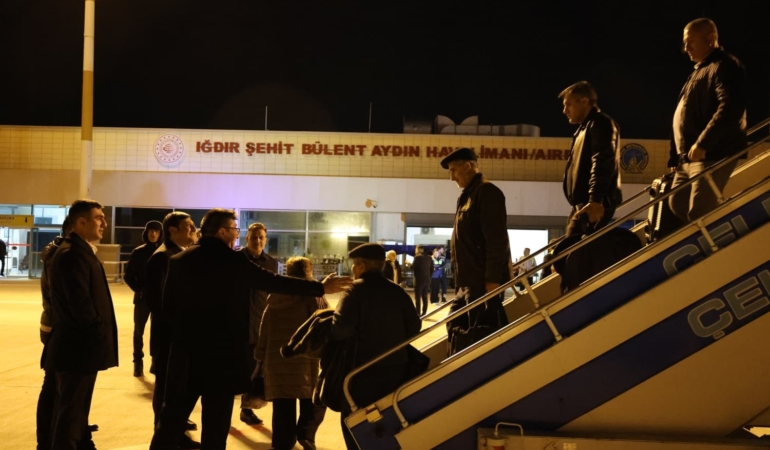 yolcu-ucagi-baku-nahcivan-seferinde-saldiri-sonucu-igdira-acil-inis-yapti-ymdnA35f.jpg