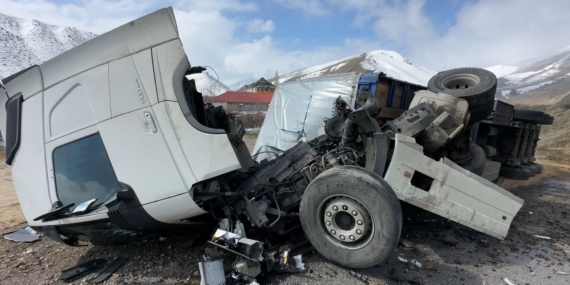 Yüksekova’da İran Plakalı Tır Devrildi: Bir Yaralı Hayatını Kaybetti