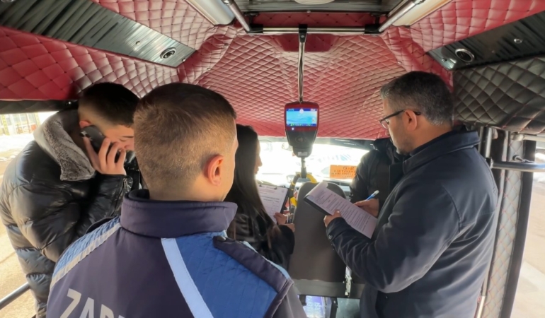 yuksekovada-yolcu-minibusleri-uzerinde-siki-denetim-gerceklestirildi-e4PrcR2F.jpg