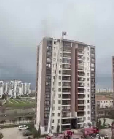 14-katli-binada-hayati-kurtarma-mucadelesi-apartman-sakinleri-tahliye-edildi-VunHfrsT.jpg