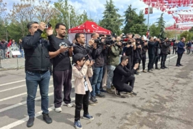 23-nisan-coskusunu-yansitan-6-yasindaki-minik-gazeteci-fotograf-makinesiyle-kutluyor-KiQbjYsM.jpg