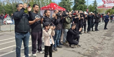 23-nisan-coskusunu-yansitan-6-yasindaki-minik-gazeteci-fotograf-makinesiyle-kutluyor-KiQbjYsM.jpg