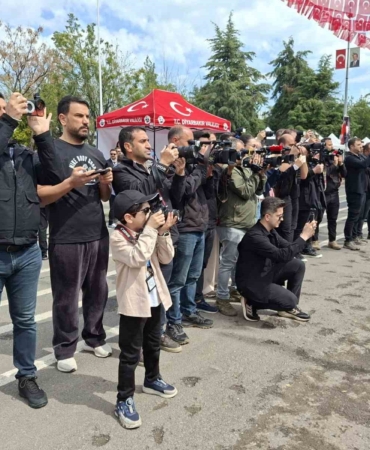 23-nisan-coskusunu-yansitan-6-yasindaki-minik-gazeteci-fotograf-makinesiyle-kutluyor-KiQbjYsM.jpg
