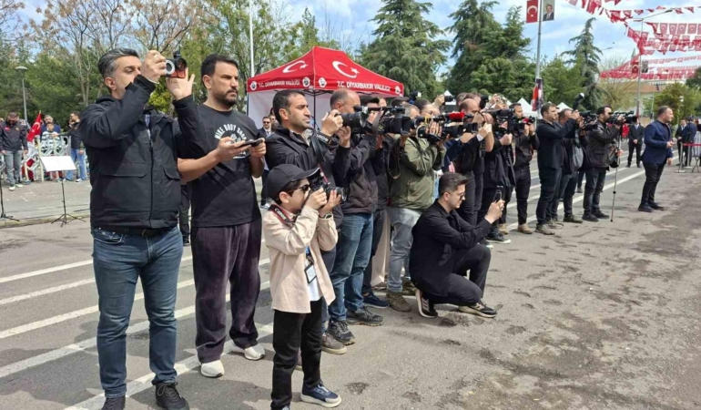 23-nisan-coskusunu-yansitan-6-yasindaki-minik-gazeteci-fotograf-makinesiyle-kutluyor-KiQbjYsM.jpg