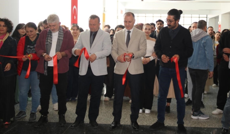 akademisyenlerin-sanat-eserleri-sanatseverlerle-bulusuyor-Oe9FcWyQ.jpg