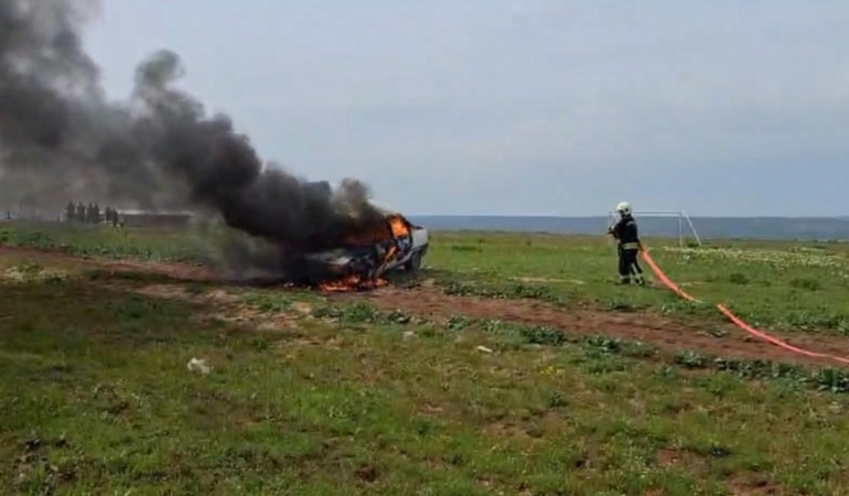 alev-topuna-donen-gaz-kacagina-sahip-otomobil-hXWajmOc.jpg