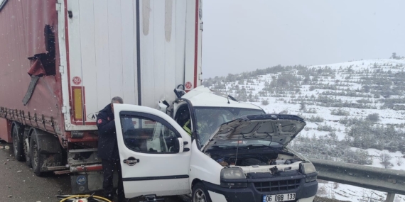 Aşkale Yolu’nda Feci Kaza: Hafif Ticari Araç Tır’a Çarptı, 2 Ölü 3 Yaralı
