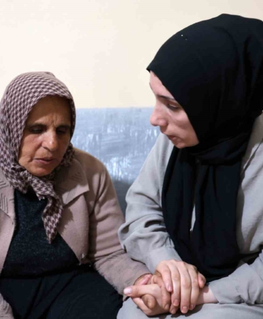 ayri-sehirlerde-kayip-hayatlar-gulistan-doku-ve-mekiye-akyelin-ailelerinin-diyarbakir-bulusmasi-uYfPzulq.jpg