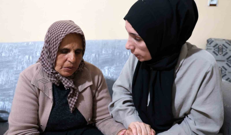 ayri-sehirlerde-kayip-hayatlar-gulistan-doku-ve-mekiye-akyelin-ailelerinin-diyarbakir-bulusmasi-uYfPzulq.jpg