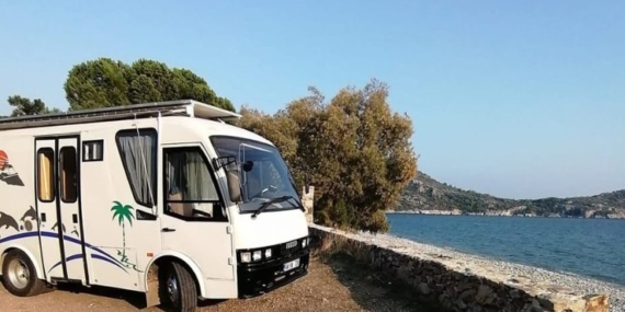 Babasının Sessiz Hatıralarına Özenle Sahip Çıkıyor