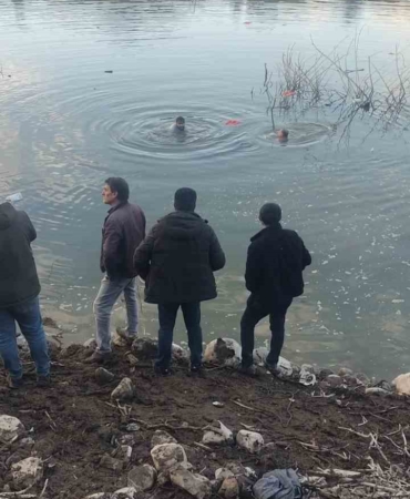 baraj-golune-ucan-otomobilin-surucusu-kurtarildi-mVcOaLE4.jpg