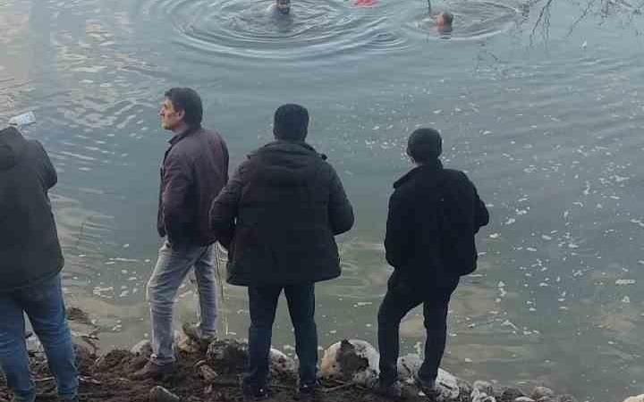 baraj-golune-ucan-otomobilin-surucusu-kurtarildi-mVcOaLE4.jpg