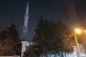 batmanda-cami-minaresine-yildirim-dusmesi-o-anlar-kamerada-RrqQI19k.jpg