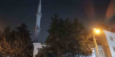 batmanda-cami-minaresine-yildirim-dusmesi-o-anlar-kamerada-RrqQI19k.jpg