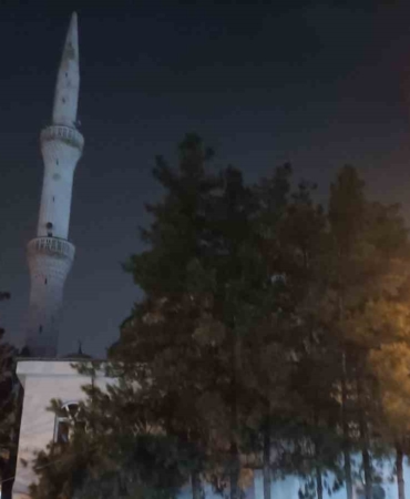 batmanda-cami-minaresine-yildirim-dusmesi-o-anlar-kamerada-RrqQI19k.jpg