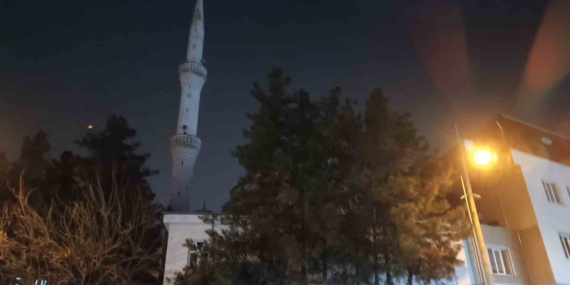 Batman’da Cami Minaresine Yıldırım Düşmesi: O Anlar Kamerada