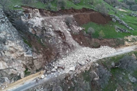 bingolde-heyelan-yolu-kapatti-doga-olayinin-etkileri-zskygfIN.jpg