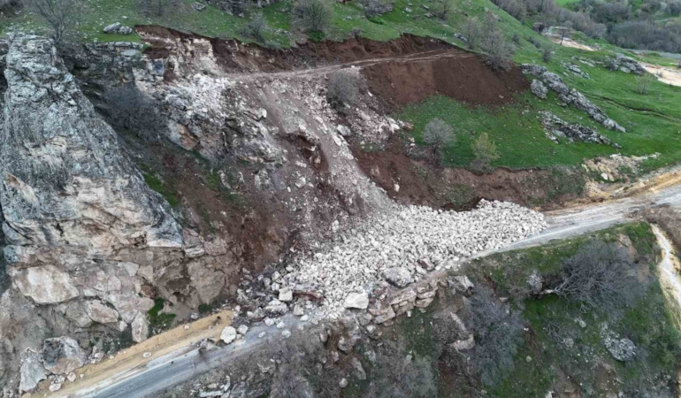 bingolde-heyelan-yolu-kapatti-doga-olayinin-etkileri-zskygfIN.jpg