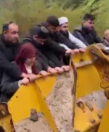 cenaze-is-makinesiyle-tasindi-sel-suyunun-engelleri-B6ZNkTPf.jpg