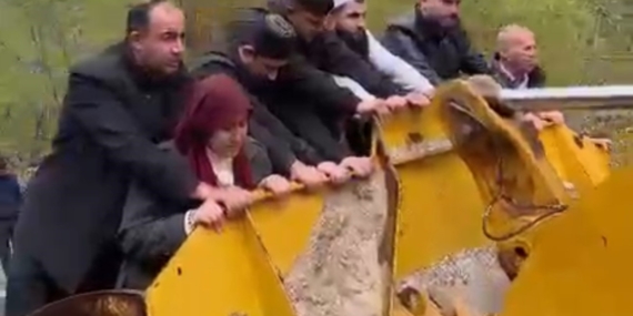Cenaze İş Makinesiyle Taşındı: Sel Suyunun Engelleri