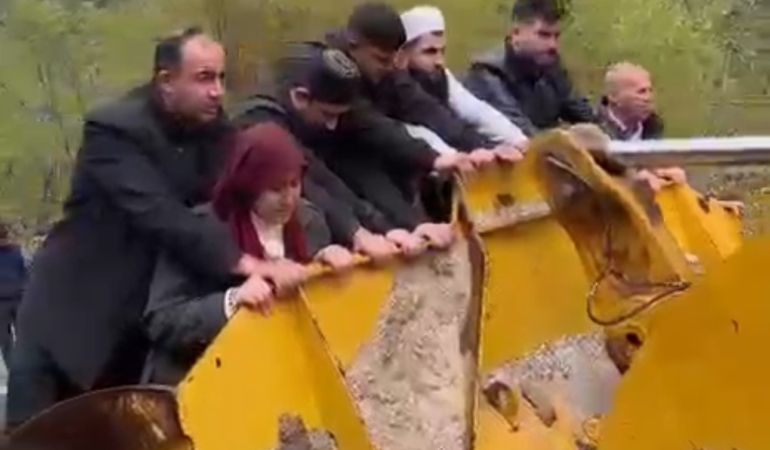 cenaze-is-makinesiyle-tasindi-sel-suyunun-engelleri-B6ZNkTPf.jpg