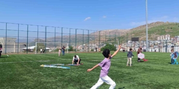 cermikte-renkli-ucurtma-senligi-coskusu-d6JQ8Rrh.jpg