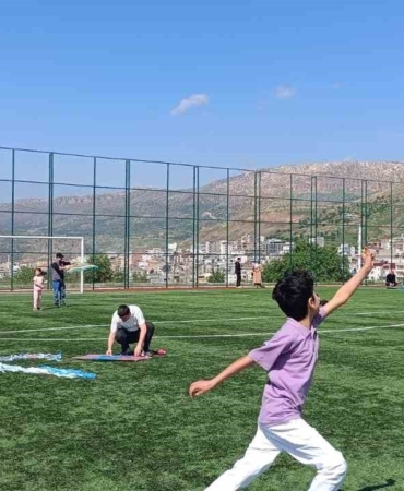 cermikte-renkli-ucurtma-senligi-coskusu-d6JQ8Rrh.jpg
