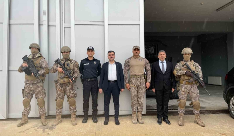 dicle-kaymakami-atis-emniyet-personeliyle-bulustu-b1u7hIwk.jpg