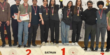 diyarbakirli-ogrencilerden-satrancta-iki-kat-zafere-imza-q1Iu6mlC.jpg