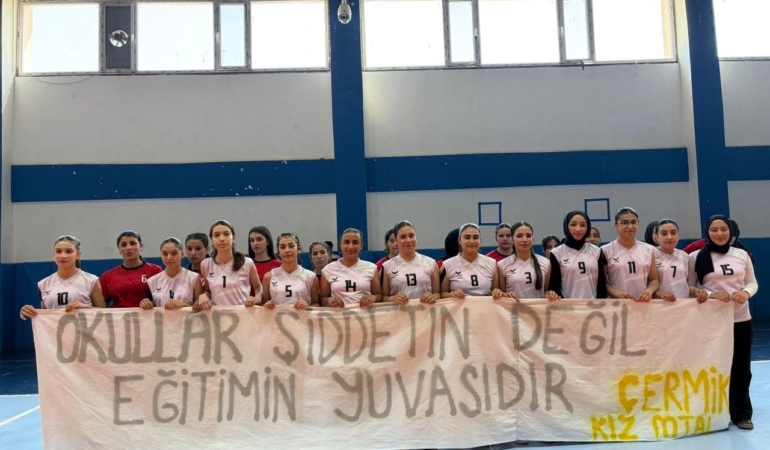 diyarbakirli-ogrencilerin-duygusal-pankarti-gozleri-yasartti-P5MOHgKu.jpg