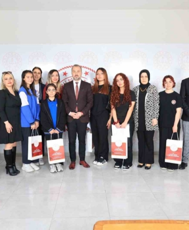 elazigda-basariyi-yakalamis-ogrenciler-odullendirildi-1S3OYQJP.jpg