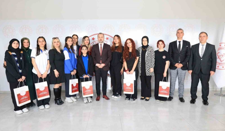 elazigda-basariyi-yakalamis-ogrenciler-odullendirildi-1S3OYQJP.jpg