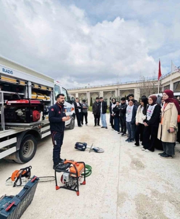 elazigda-gencler-icin-afet-farkindalik-egitimi-gelecegi-guclendirmek-E3TgWL4z.jpg