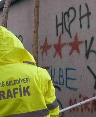 elazigda-kent-estetigini-koruyan-duvar-yazilari-temizleniyor-CpYOxjui.jpg