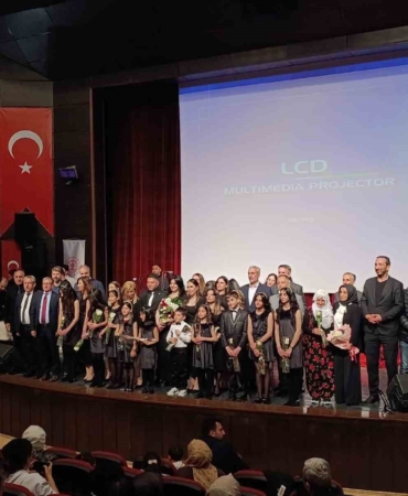 elazigda-ogrenci-veli-ve-ogretmenlerden-olusan-koronun-buyuleyici-performansi-n9ghd75D.jpg