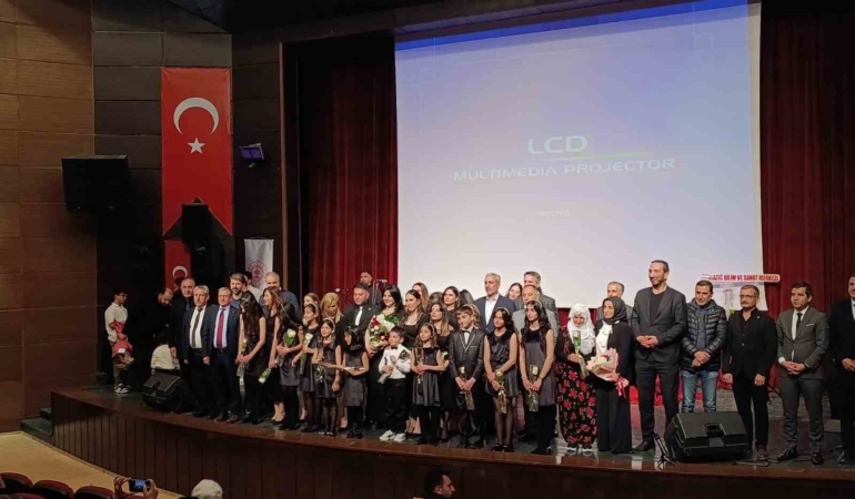 elazigda-ogrenci-veli-ve-ogretmenlerden-olusan-koronun-buyuleyici-performansi-n9ghd75D.jpg