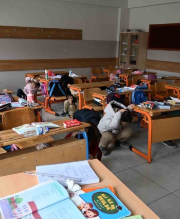 elazigda-ogrencilere-afet-bilinci-egitimi-verildi-3VFerW7D.jpg