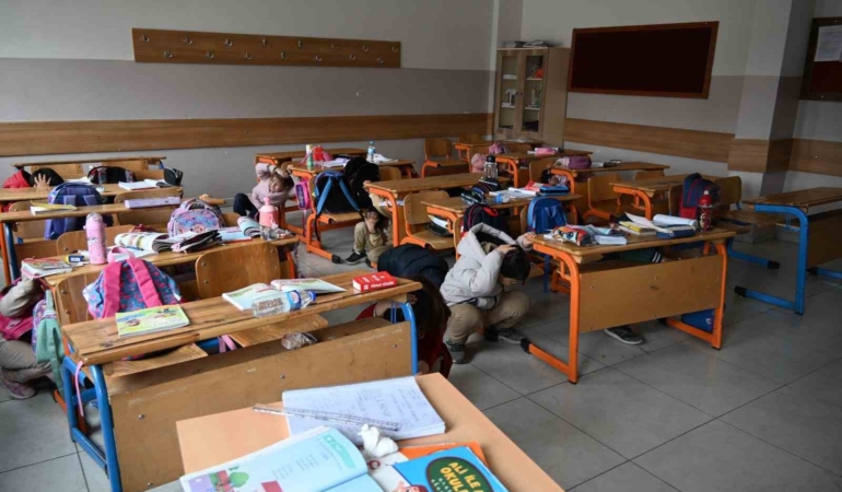 elazigda-ogrencilere-afet-bilinci-egitimi-verildi-3VFerW7D.jpg