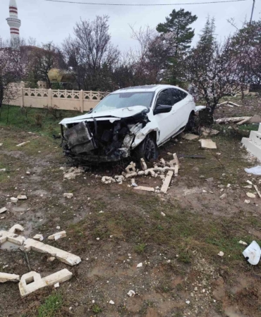 elazigda-otomobil-mezarliga-girdi-iki-yarali-pyuYAVXv.jpg