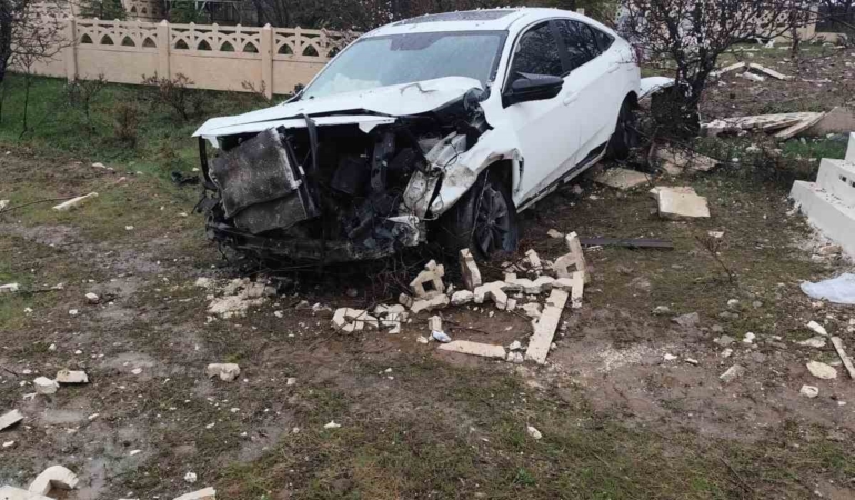 elazigda-otomobil-mezarliga-girdi-iki-yarali-pyuYAVXv.jpg
