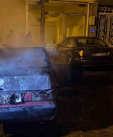 elazigda-tofas-arac-kivilcimlarla-yandi-clXp5Qfm.jpg
