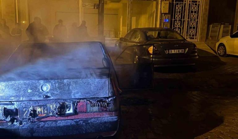 elazigda-tofas-arac-kivilcimlarla-yandi-clXp5Qfm.jpg