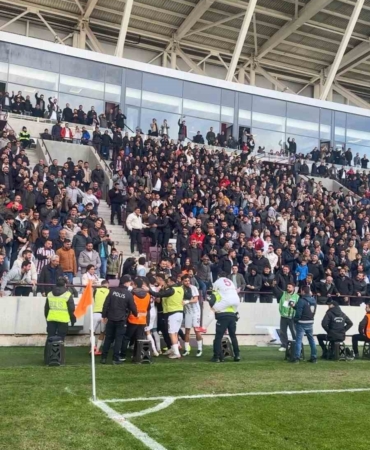 elazigsporlu-futbolcudan-polisle-unutulmaz-gol-sevinci-ZnN6Km7C.jpg