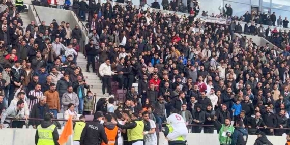 Elazığsporlu Futbolcudan Polisle Unutulmaz Gol Sevinci