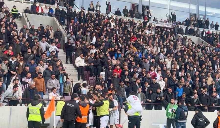 elazigsporlu-futbolcudan-polisle-unutulmaz-gol-sevinci-ZnN6Km7C.jpg