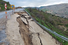 eruhta-heyelan-kara-yolu-kismen-coktu-zXw8e6lg.jpg