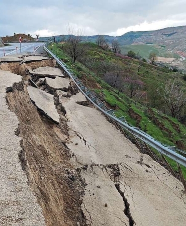 eruhta-heyelan-kara-yolu-kismen-coktu-zXw8e6lg.jpg
