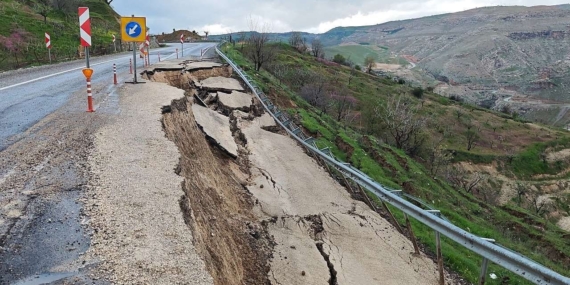 Eruh’ta Heyelan: Kara Yolu Kısmen Çöktü