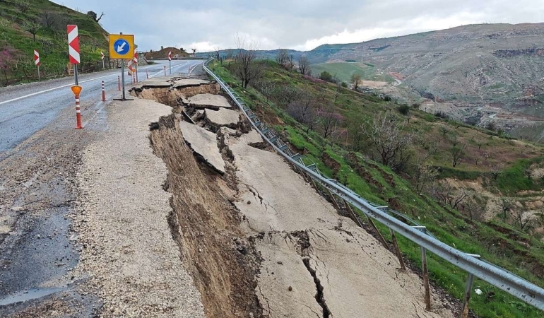 eruhta-heyelan-kara-yolu-kismen-coktu-zXw8e6lg.jpg